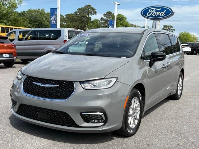 2025 Chrysler Pacifica Select's photo
