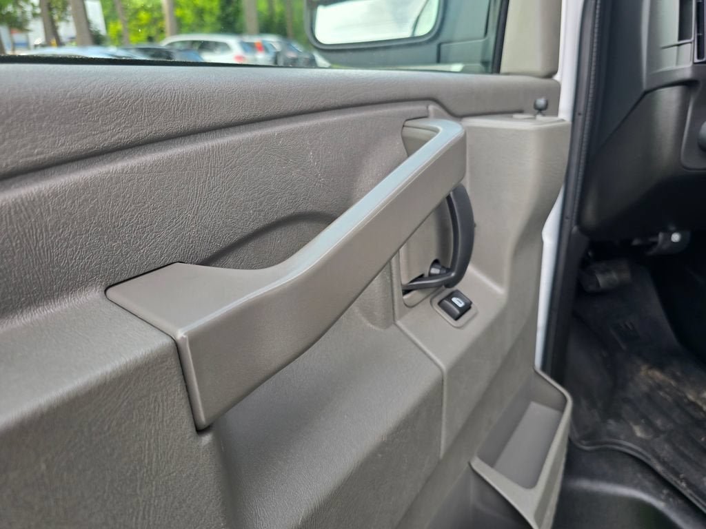2025 Chevrolet Express Passenger 1LT