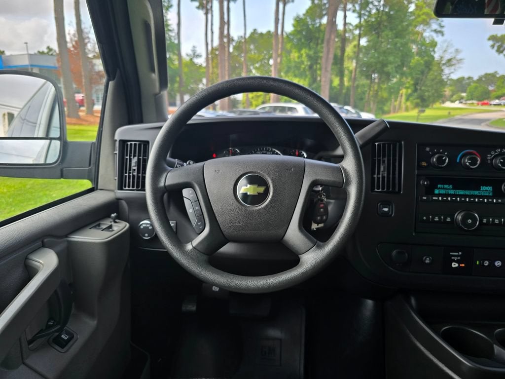 2025 Chevrolet Express Passenger 1LT