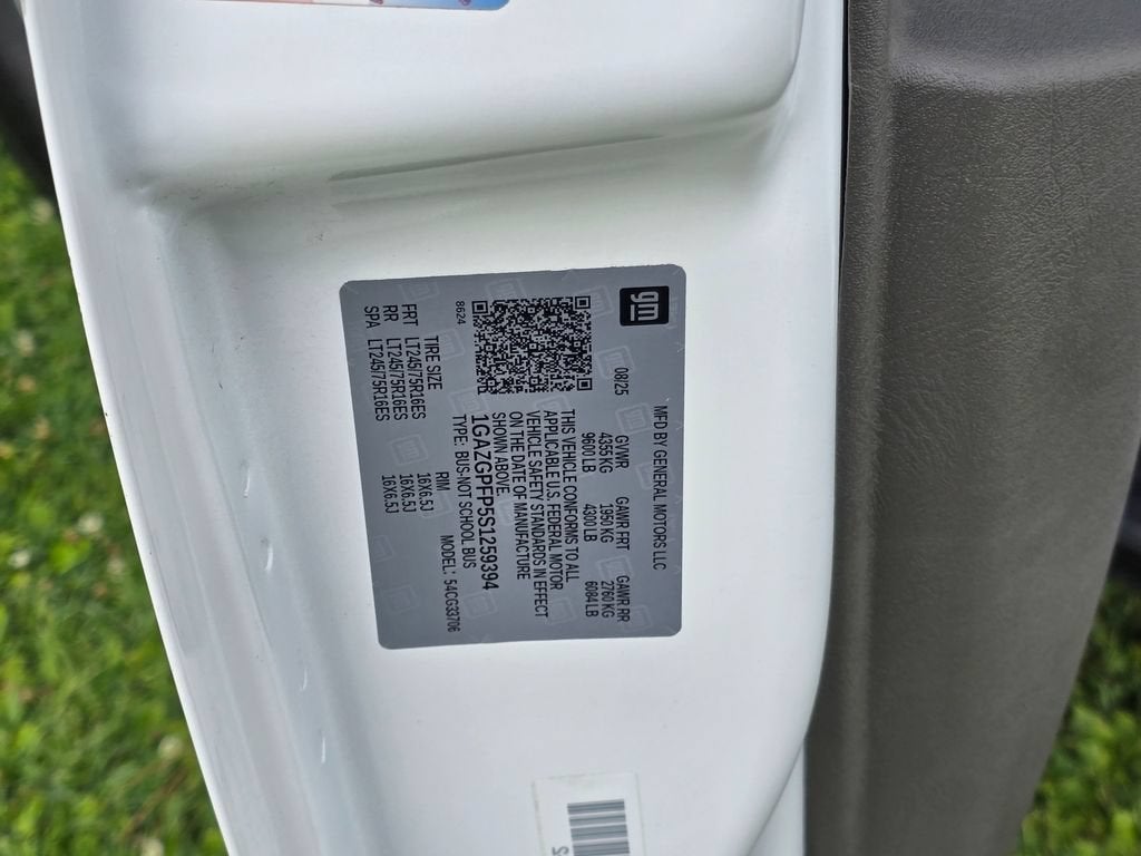2025 Chevrolet Express Passenger 1LT