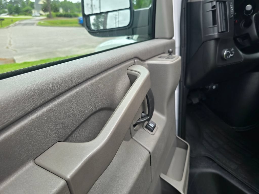 2025 Chevrolet Express Passenger 1LT
