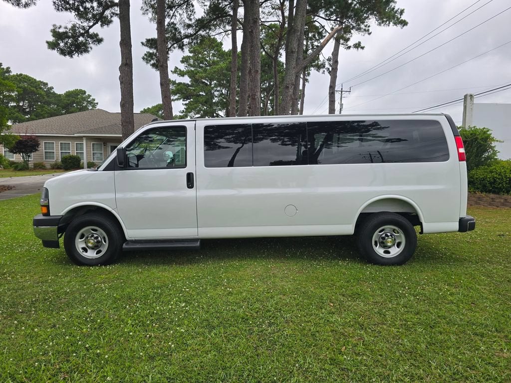 2025 Chevrolet Express Passenger 1LT