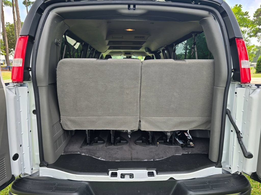 2025 Chevrolet Express Passenger 1LT
