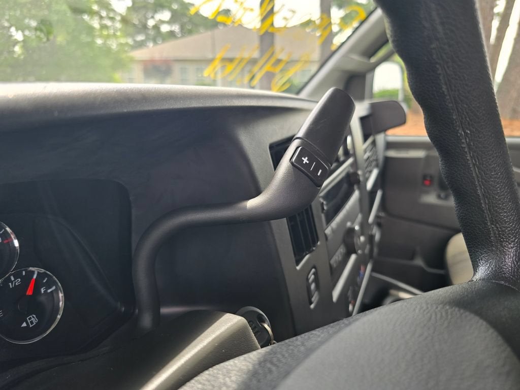 2025 Chevrolet Express Passenger 1LT