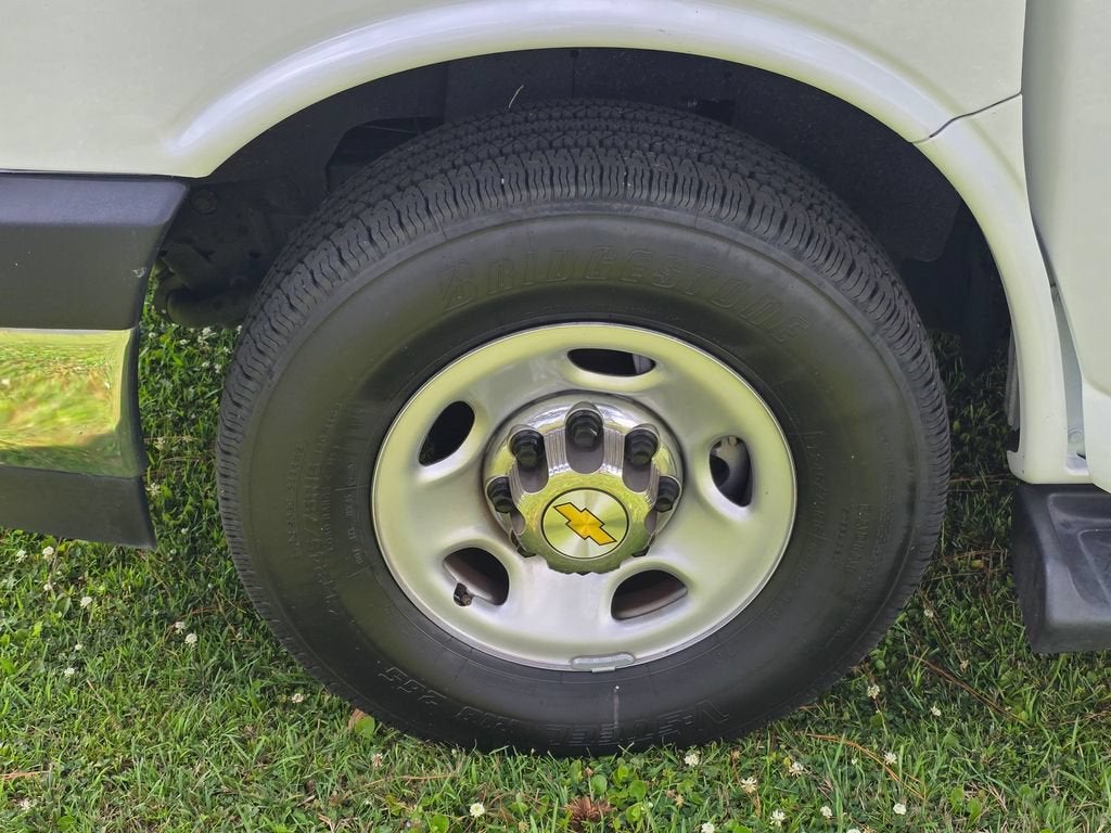 2025 Chevrolet Express Passenger 1LT