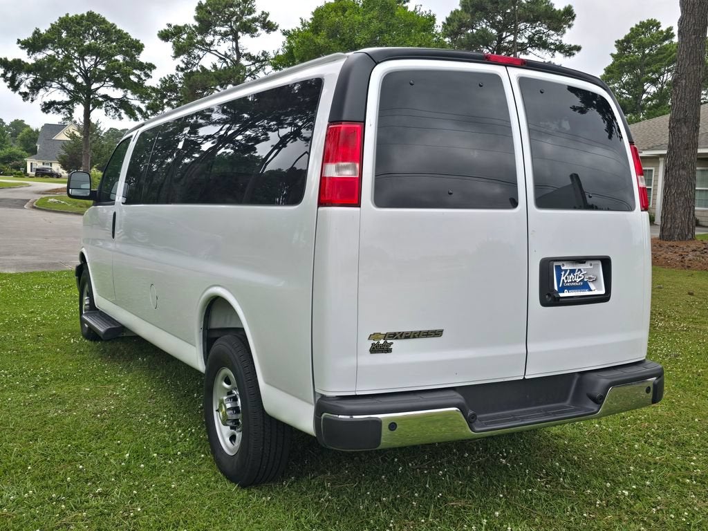 2025 Chevrolet Express Passenger 1LT
